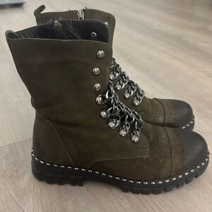 Real suade winter boots with real fur inside. Olive color with silver chains